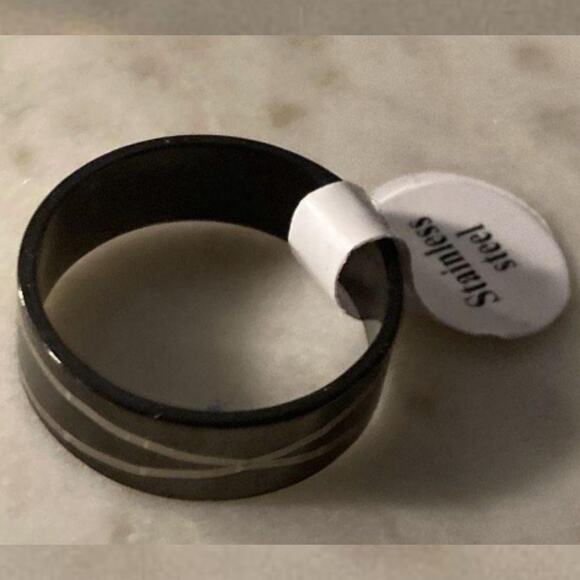 NEW Women's Masculine Ring Black With Gold Accents Stainless Steel Sz 8 and 8.5 - Picture 2 of 4